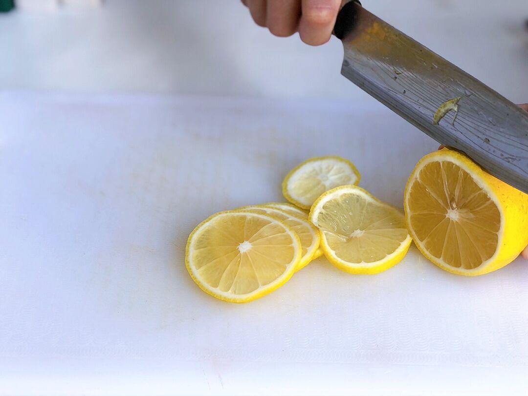 柠檬水的制作方法简单又好喝(柠檬泡水做法)