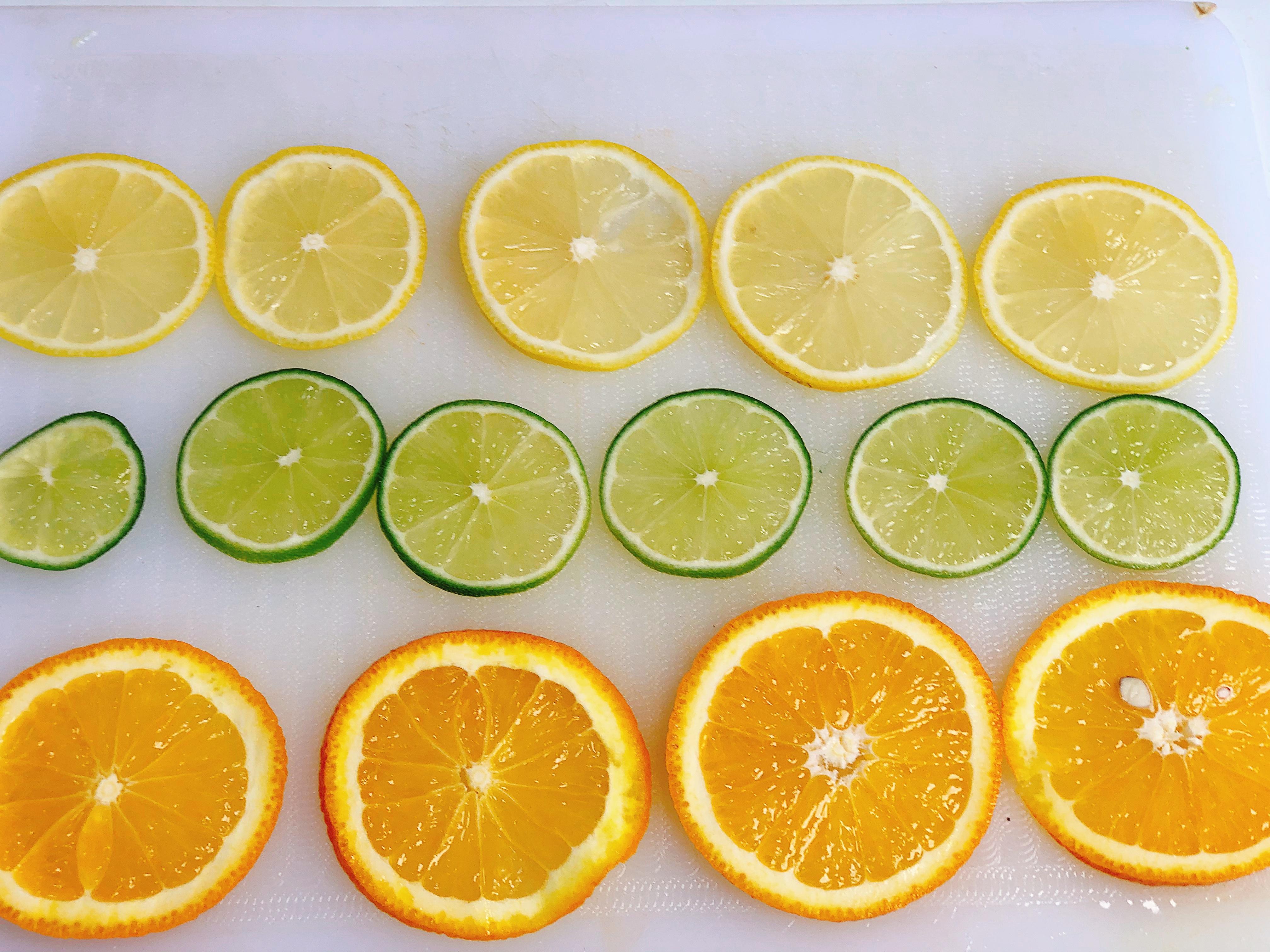 柠檬水的制作方法简单又好喝(柠檬泡水做法)
