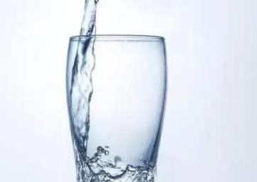 研究称每天八杯水并不适用所有人(一天八杯水的实证依据研究)